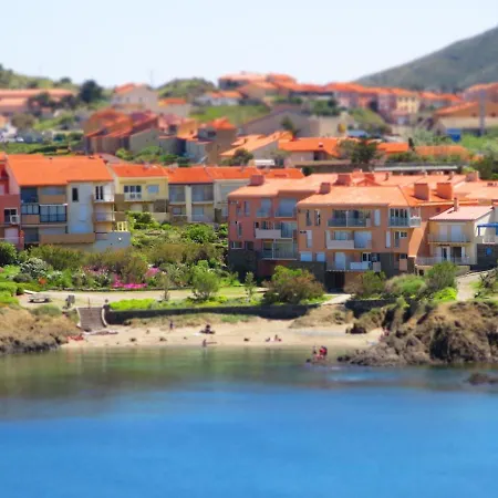 - Modern Beachside Joey Κολιούρ